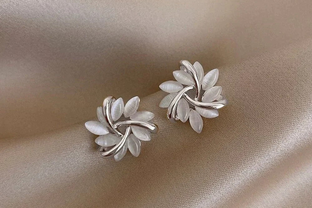 Elegant Gold Earrings with Exquisite Opal Flower Motifs